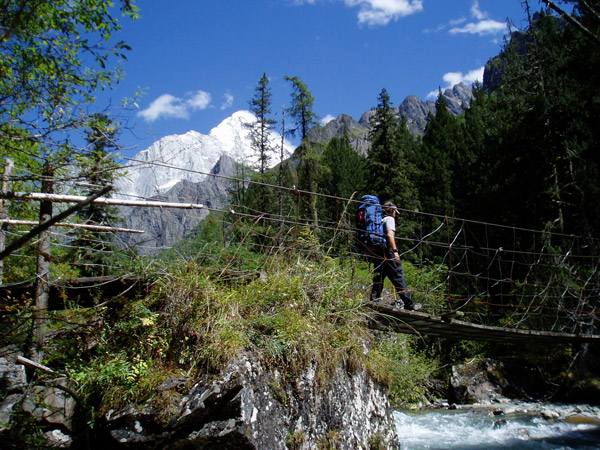 Trekking toward Siguniang