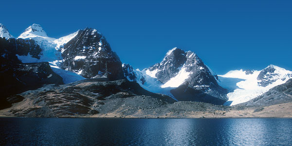 The Condoriri Lake District