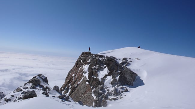 A unique photo opportunity on the edge of the plateau near High Camp.
