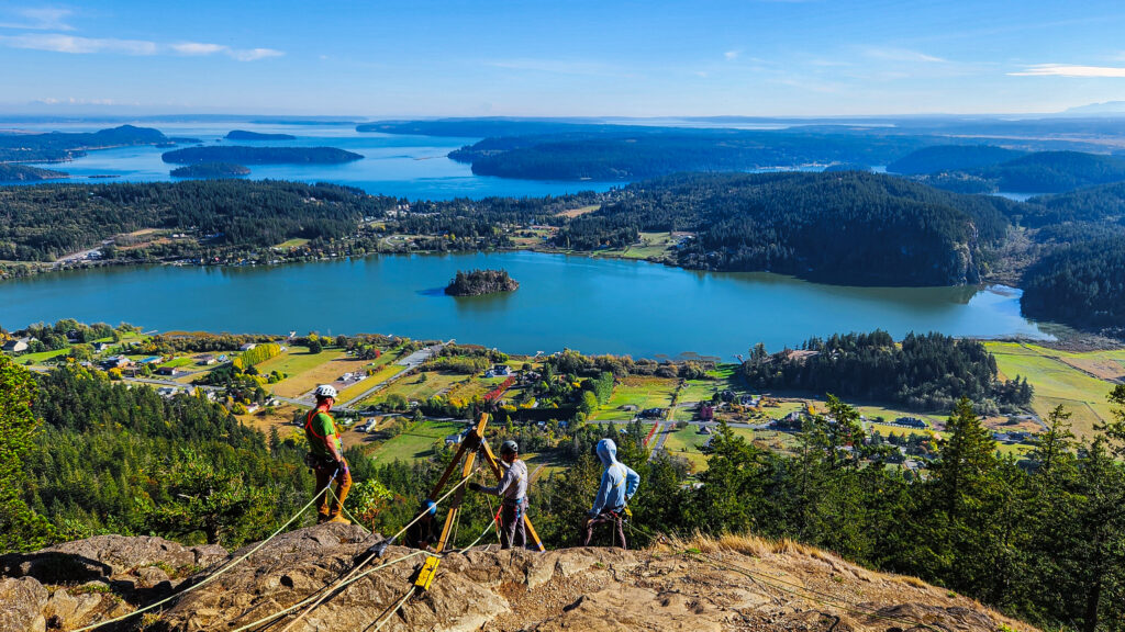 Students set up a tripod at Mt. Erie on their rope rescue course with the American Alpine Institute